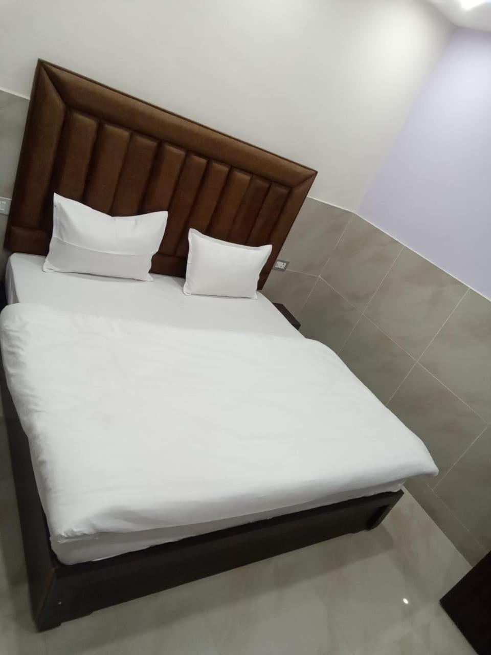 Hotel Dixit Residency à Vrindāvan Extérieur photo